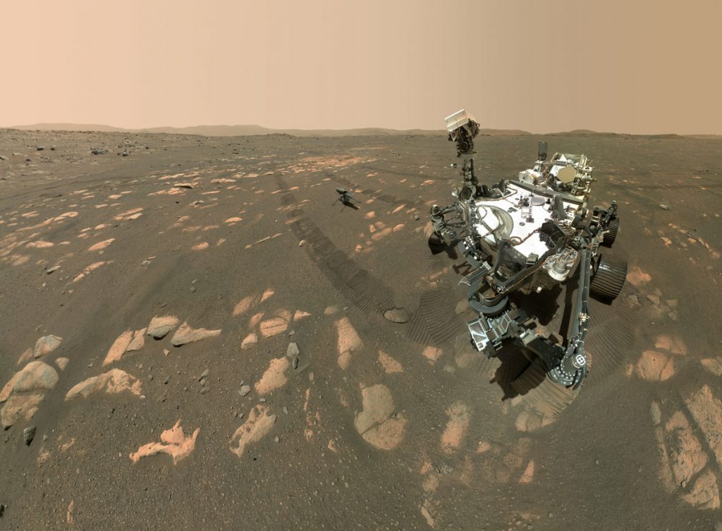 Марсоход Perseverance и беспилотный вертолет Ingenuity в кратере Джезеро (снимок NASA)