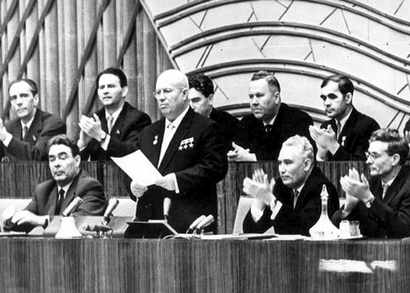 XX съезд КПСС. На съезде был зачитан доклад Хрущева, разоблачающий культ личности Сталина.